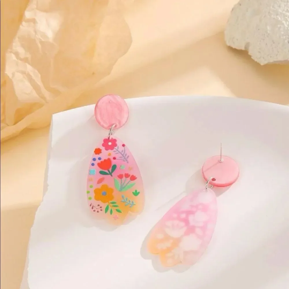7/$30 GEOMETRICAL FLORAL DANGLES - Picture 3 of 5